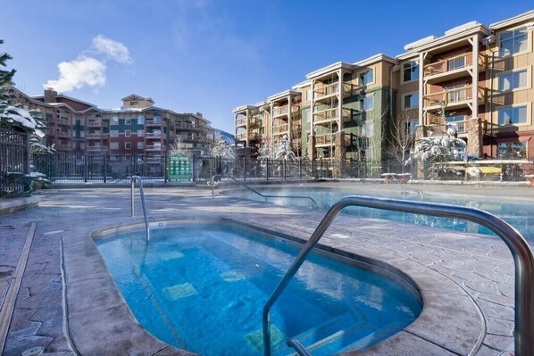 Sisäuima-allas, ulkouima-allas