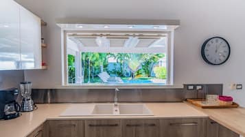 Fridge, microwave, oven, coffee/tea maker