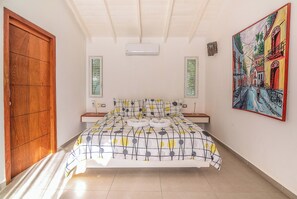 4 chambres, coffre-fort, bureau, fer et planche à repasser