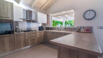 Fridge, microwave, oven, coffee/tea maker