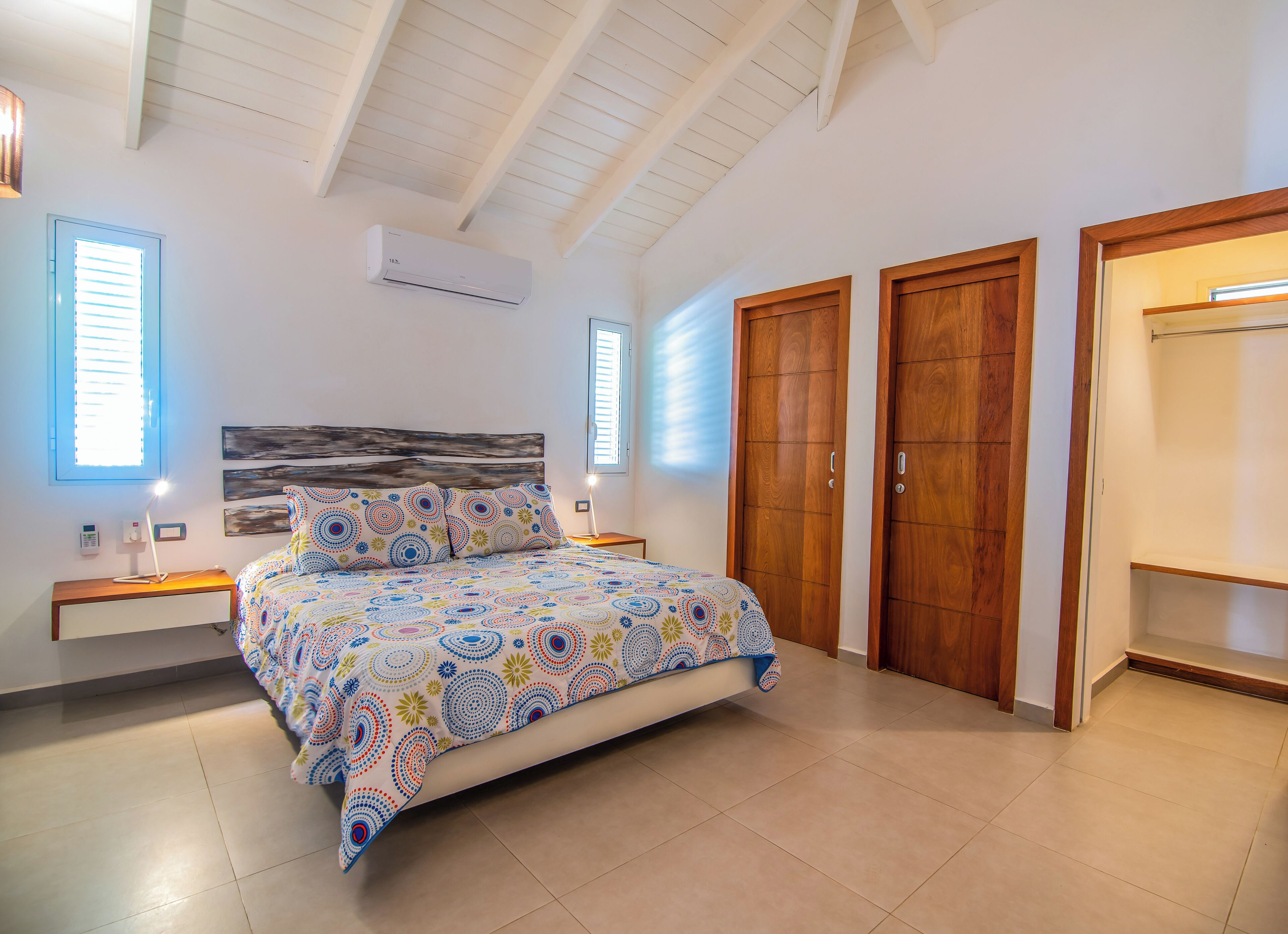 4 bedrooms, in-room safe, desk, iron/ironing board