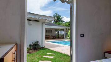 4 bedrooms, in-room safe, desk, iron/ironing board