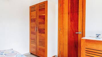 4 bedrooms, in-room safe, desk, iron/ironing board