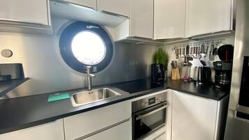 Jääkaappi, mikroaaltouuni, uuni, liesi