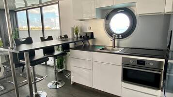 Kühlschrank, Mikrowelle, Ofen, Herdplatte