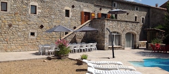 Les Cigales Grospierres, gite Eglantier near Vallon pont d'Arc shared pool
