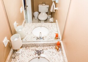 Combined shower/bathtub, towels