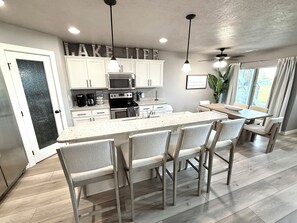 Een koelkast, een magnetron, een oven, een kookplaat