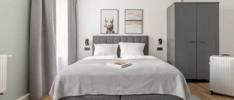 Suite S | Individually decorated, free WiFi, bed sheets