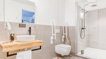 Suite M | Bathroom | Shower, towels