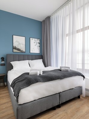 Decoración personalizada, wifi gratis y ropa de cama 