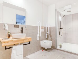 Suite M | Salle de bain | Douche, serviettes fournies
