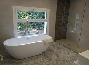 Baignoire, sĂšche-cheveux, bidet, serviettes fournies