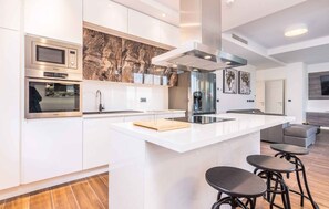 Frigorífico, microondas, horno y placa de cocina