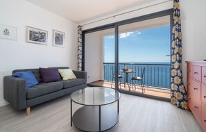 TV - Apartment with Sea view T1 Studio (Arco da Calheta)