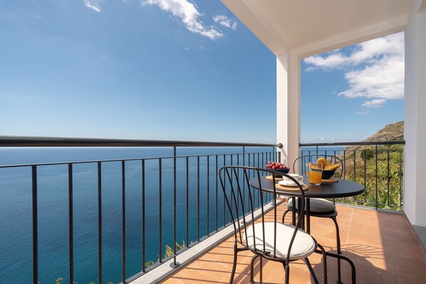 Outdoor dining - Apartment with Sea view T1 Studio (Arco da Calheta)