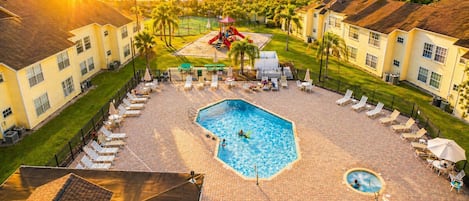 Una piscina al aire libre, una piscina climatizada