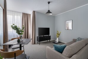 Suite XXL with seating area | Living area | TV - Limehome Linz Friedrichstraße (Linz)