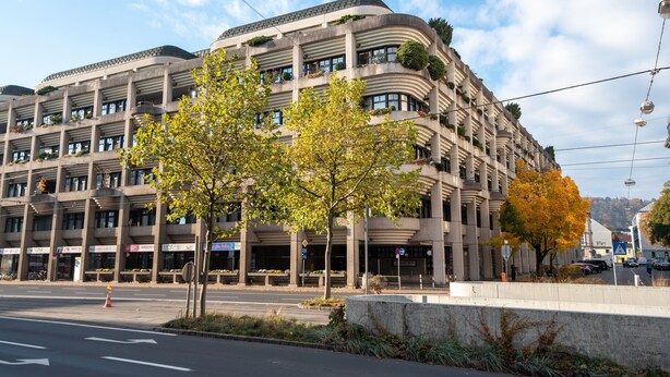 A multi-story building with a curved facade, large windows, and balconies. - Limehome Linz Friedrichstraße (Linz)