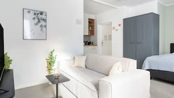 Single Suite M with seating area | Wohnbereich | Fernseher