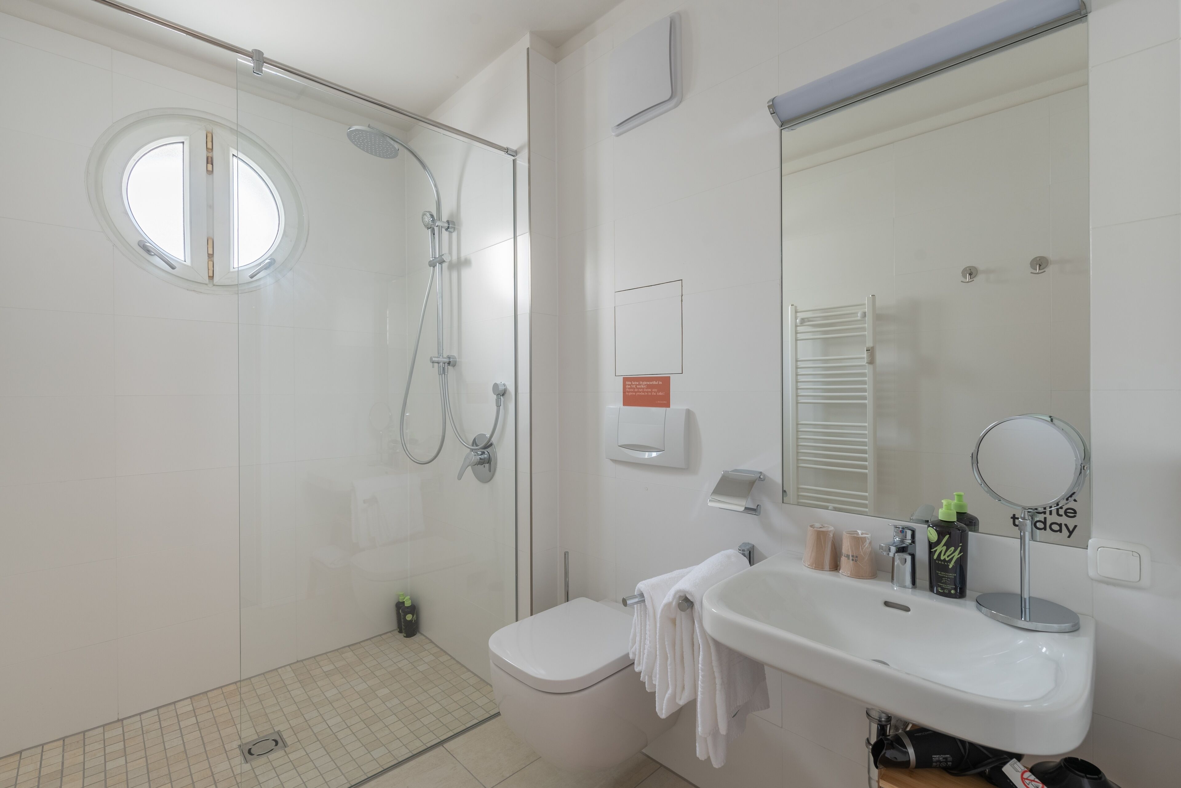 Single Suite L | Bathroom | Shower, eco-friendly toiletries, towels