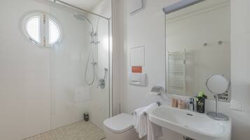 Single Suite L | Bathroom | Shower, eco-friendly toiletries, towels