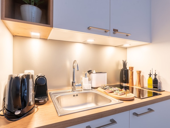 Single Suite M | Bếp riêng | Ấm điện