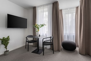 Suite L | Khu phòng khách | TV