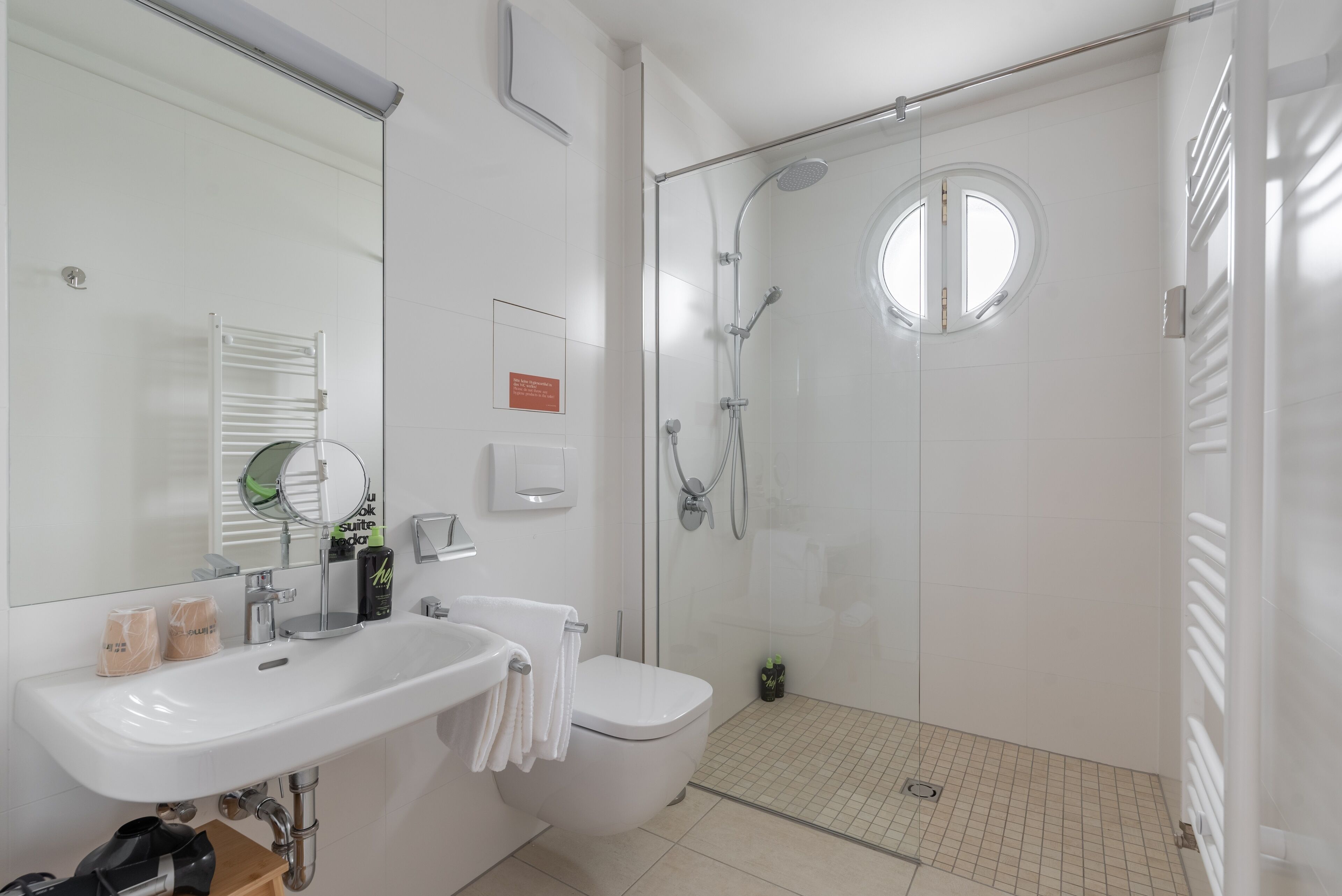 Suite L | Badkamer | Een douche, milieuvriendelijke toiletartikelen, handdoeken