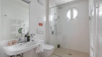 Suite L | Badkamer | Een douche, milieuvriendelijke toiletartikelen, handdoeken