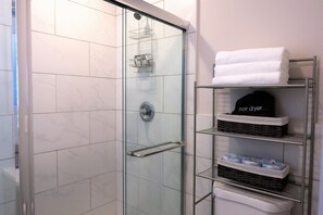 Badewanne, Haartrockner, Handtücher, Seife