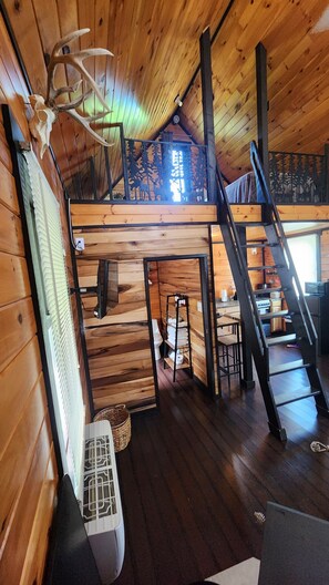 2 bedrooms, free WiFi, bed sheets - Unique Secluded Cabin with Loft on Classified Forest (Florence)
