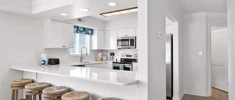 KĂŒhlschrank, Mikrowelle, Ofen, Herdplatte