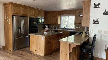 Kylskåp, mikrovågsugn, ugn och spishäll