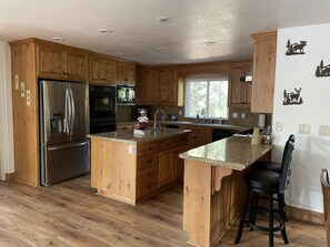 雪櫃、微波爐、焗爐、爐具