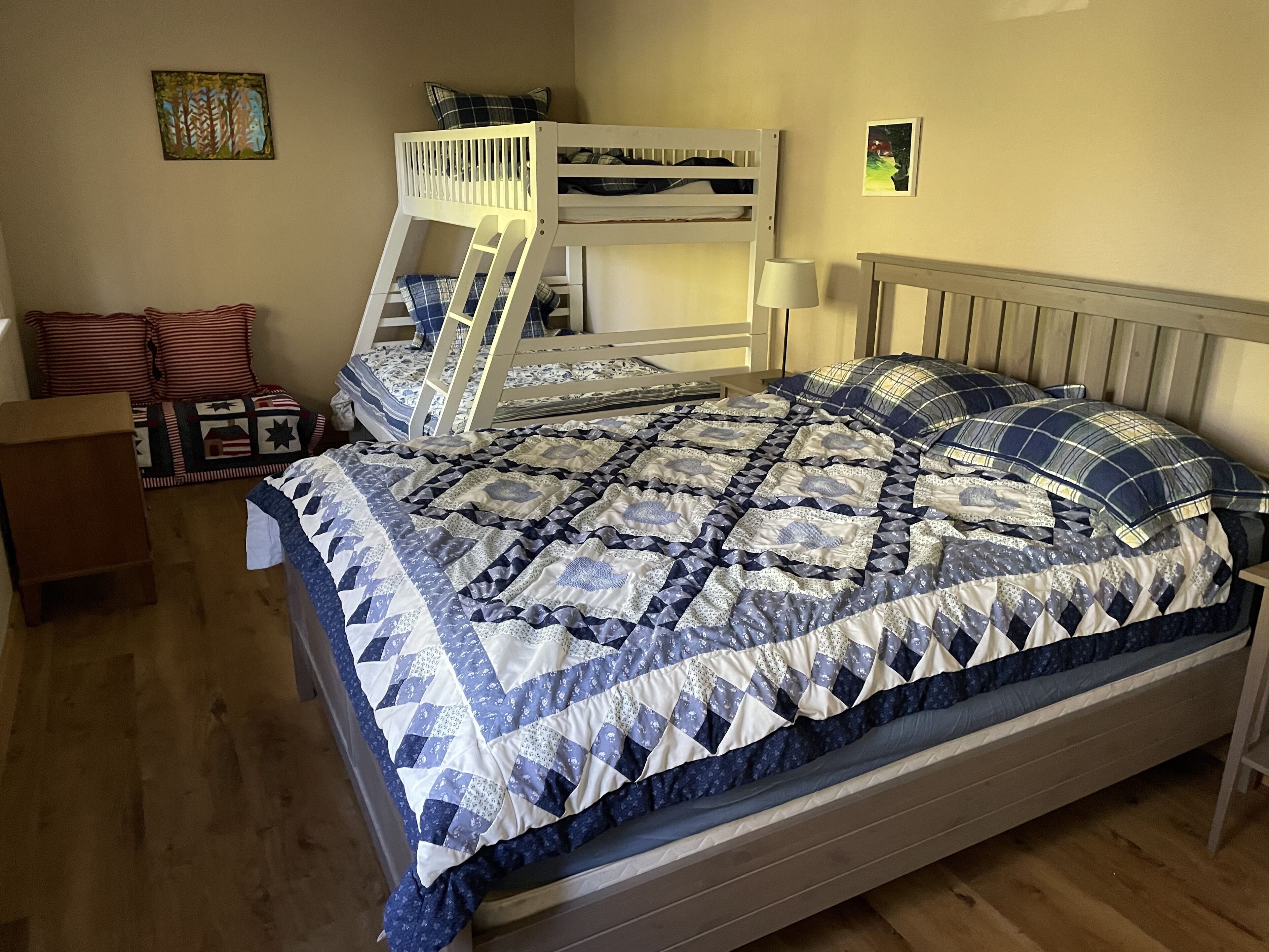 3 sovrum, skrivbord, strykjärn/strykbräda och resesäng