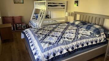 3 sovrum, skrivbord, strykjärn/strykbräda och resesäng