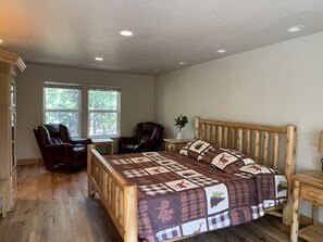 3 間睡房、書桌、熨斗/熨衫板、可攜式嬰兒床