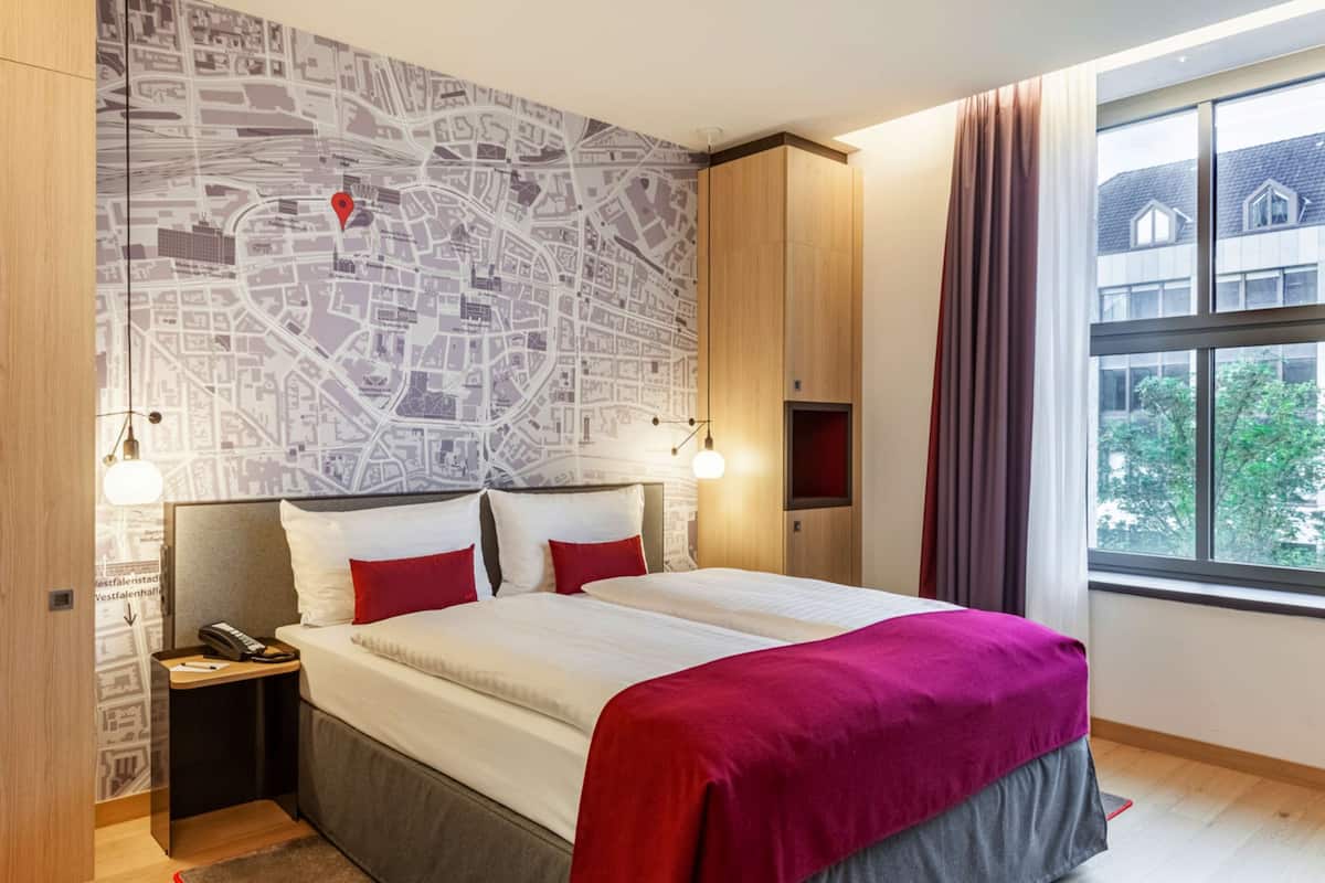 Business-Doppelzimmer | Zimmersafe, Schreibtisch, laptopgeeigneter Arbeitsplatz