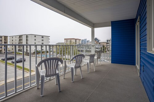 ⭐️RENOVATED Spacious 2 story home Ocean Block Foosball⭐️