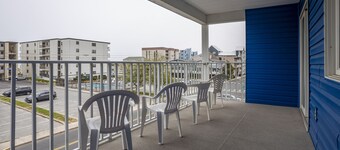 ⭐️RENOVATED Spacious 2 story home Ocean Block Foosball⭐️