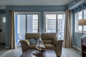 Smart TV, table football, books - ⭐️Total 2026 RENOVATED Huge Beach Block Bikes Grill⭐️ (Ocean City)