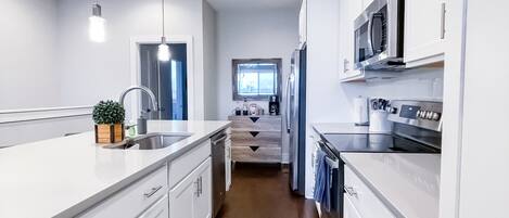 Kühlschrank, Mikrowelle, Ofen, Herdplatte