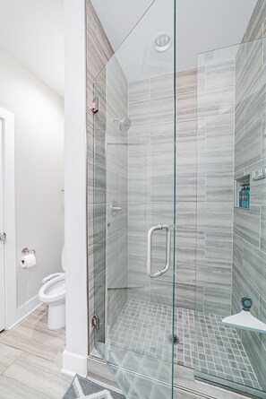Combined shower/bathtub, hair dryer, bidet, towels