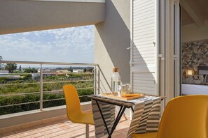 Outdoor dining - Villa Gemma mare e piscina riscaldata (Santa Maria del Focallo)