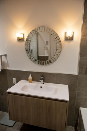 Ensemble baignoire-douche, serviettes fournies, savon
