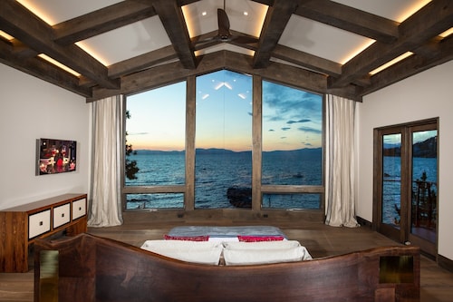 RENT FOR CHRISTMAS The Legendary Villa Harrah w/ Himalayan Salt Spa & Much More!