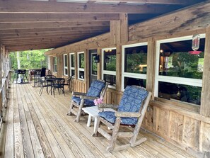 Outdoor dining - Lake side Abode with a Spectacular year round View of the lake. 🌅 (Nancy)