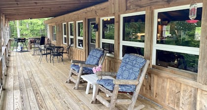 Lake side Abode with a Spectacular year round View of the lake. 🌅