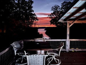 Outdoor dining - Lake side Abode with a Spectacular year round View of the lake. 🌅 (Nancy)